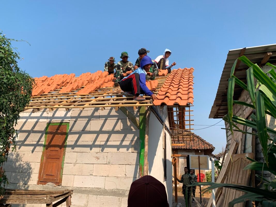 Atap Mulai Tertutup Genteng, Rumah Bu Tini Kian Kokoh dalam Program TMMD ke-129