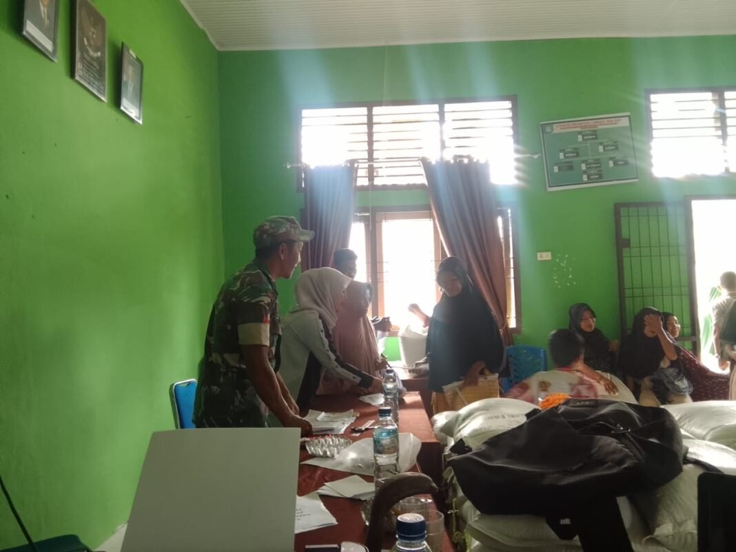 Babinsa Pasie Raya Pantau Penyaluran 30 Kilogram Beras untuk Warga Desa Timpleng
