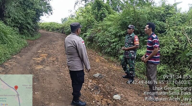 Sebelum Api Muncul, Babinsa dan Warga Sisir Lahan Rawan Kebakaran di Setia Bakti