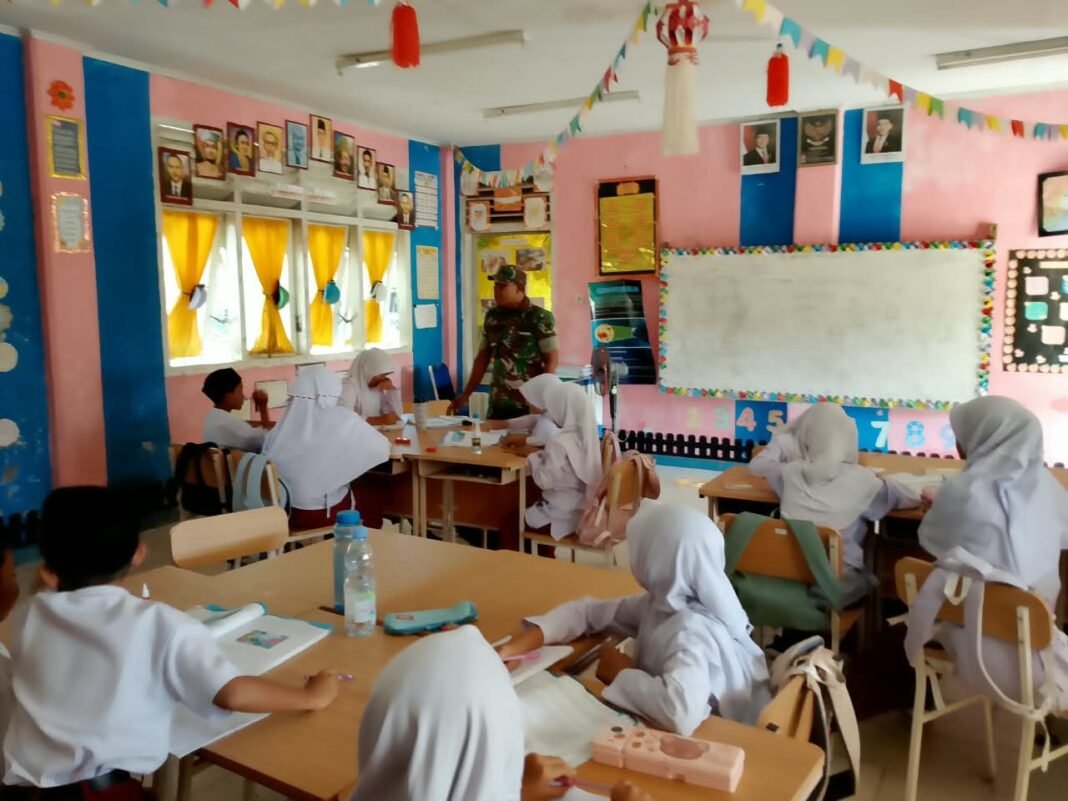 Babinsa Kodim 0114/Aceh Jaya Tanamkan Wawasan Kebangsaan kepada Siswa SDN 4 Panga
