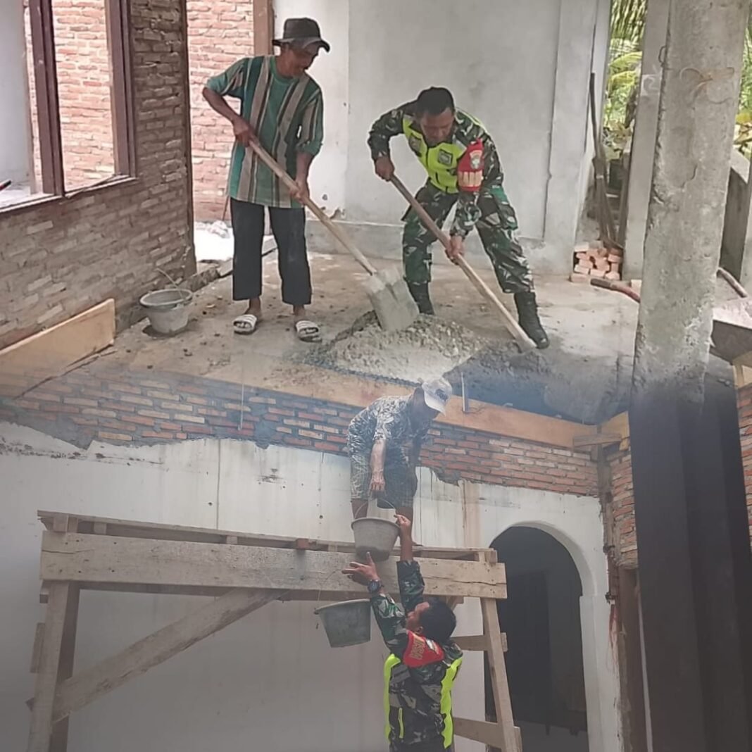 Warga Ujung Nga Bangun Rumah, Serda Zulkifli Turut Mengaduk Semen