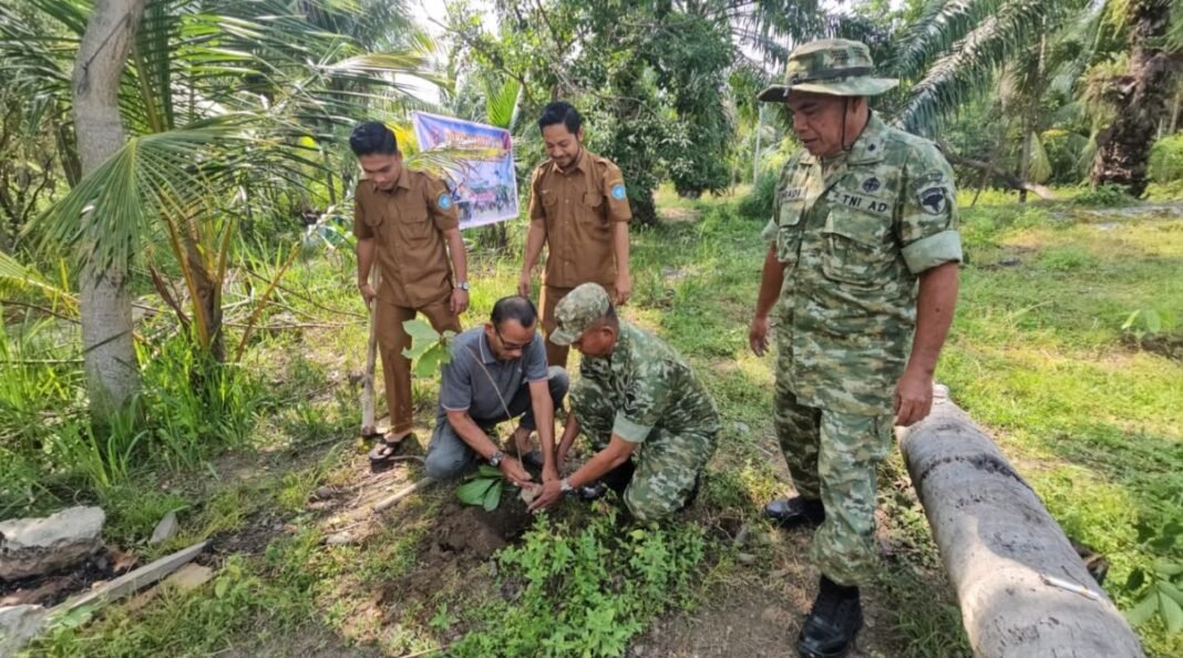 Dari Menggali Lubang hingga Menimbun Tanah, TNI dan Warga Paya Dapur Gotong Royong Menanam Pohon