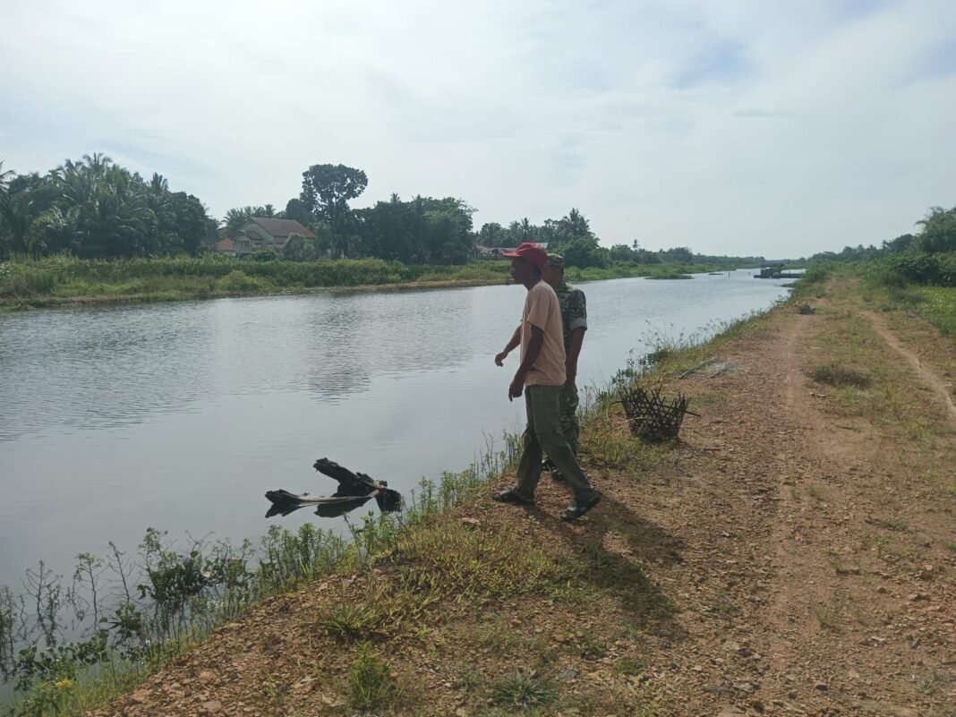 Kondisi Sungai Keude Panga Jadi Perhatian, Babinsa M. Ambri Pantau Potensi Perubahan Debit Air