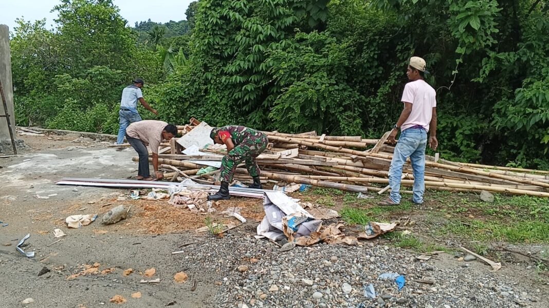 Halaman Rumah Warga Lhok Geulumpang Dibersihkan, Babinsa Setia Bakti Turun Tangan