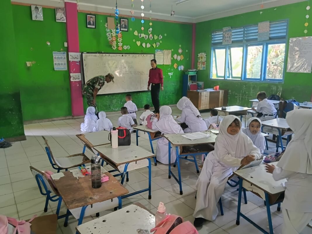 Babinsa Panga Masuk Lingkungan Sekolah, Siswa MIN 5 Belajar Nilai Kebangsaan Sejak Dini