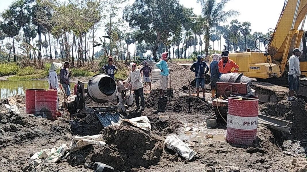 TNI Bersama Masyarakat Desa Salajangki Kebut Pengerjaan Jembatan Beton Tahap VI