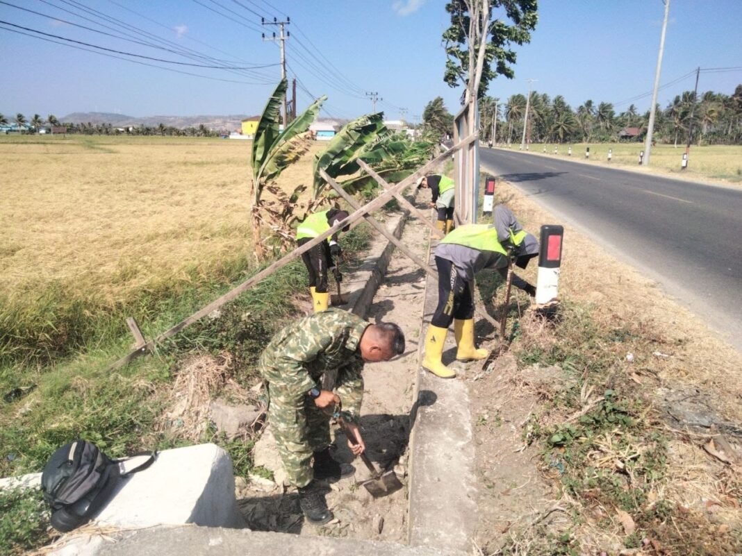 Tingkatkan Kebersihan Lingkungan, Babinsa dan Dinas PU Sidrap Gelar Aksi Bersih Saluran
