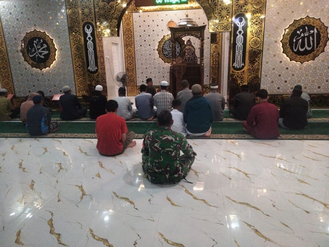 Pererat Kemanunggalan TNI-Rakyat, Babinsa Sidrap Rutinkan Agenda Ibadah Subuh di Masjid