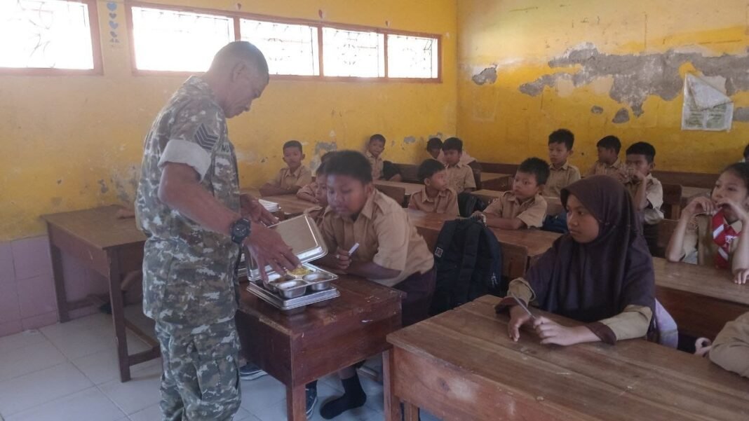 Aksi Nyata Babinsa Kodim 1420/Sidrap Sukseskan Agenda Makan Bergizi Gratis di Wilayahnya
