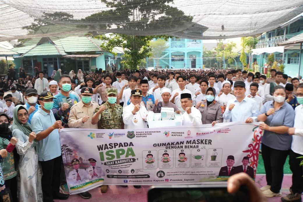 Dandim 1011/Klk Bersama Pejabat Kapuas Turun ke Jalan Bagikan Alat Pelindung Pernapasan