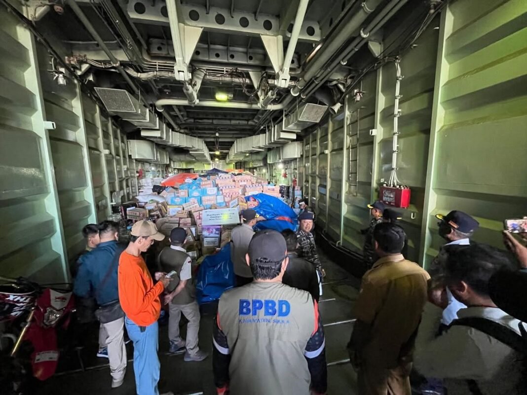 Sinergi TNI di Sikka Sambut Kedatangan Bantuan Logistik Gempa Nagekeo