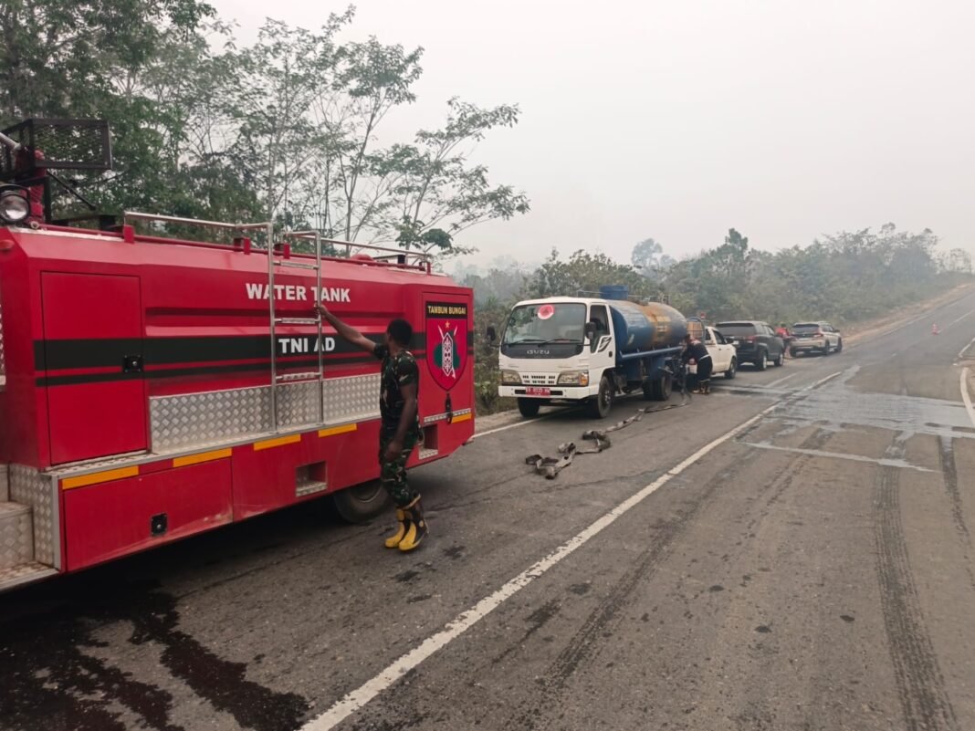 Prajurit Kodim 1018/Gms Pantang Menyerah Jinakkan Si Jago Merah di Lahan Terbakar