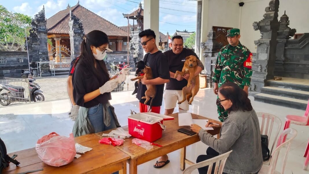 Sinergi Babinsa dan Petugas Kesehatan di Tabanan dalam Sosialisasi dan Vaksinasi Rabies
