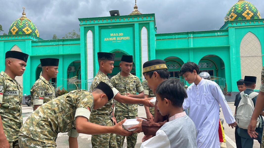 Wujud Nyata Kemanunggalan TNI, Yonif TP 859/RBK Laksanakan Bakti Sosial SEJUK di Masjid An-Nur