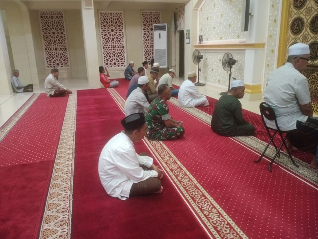 Jaga Kondusivitas Wilayah Sidrap, Babinsa Manfaatkan Momen Subuh untuk Dialog Publik