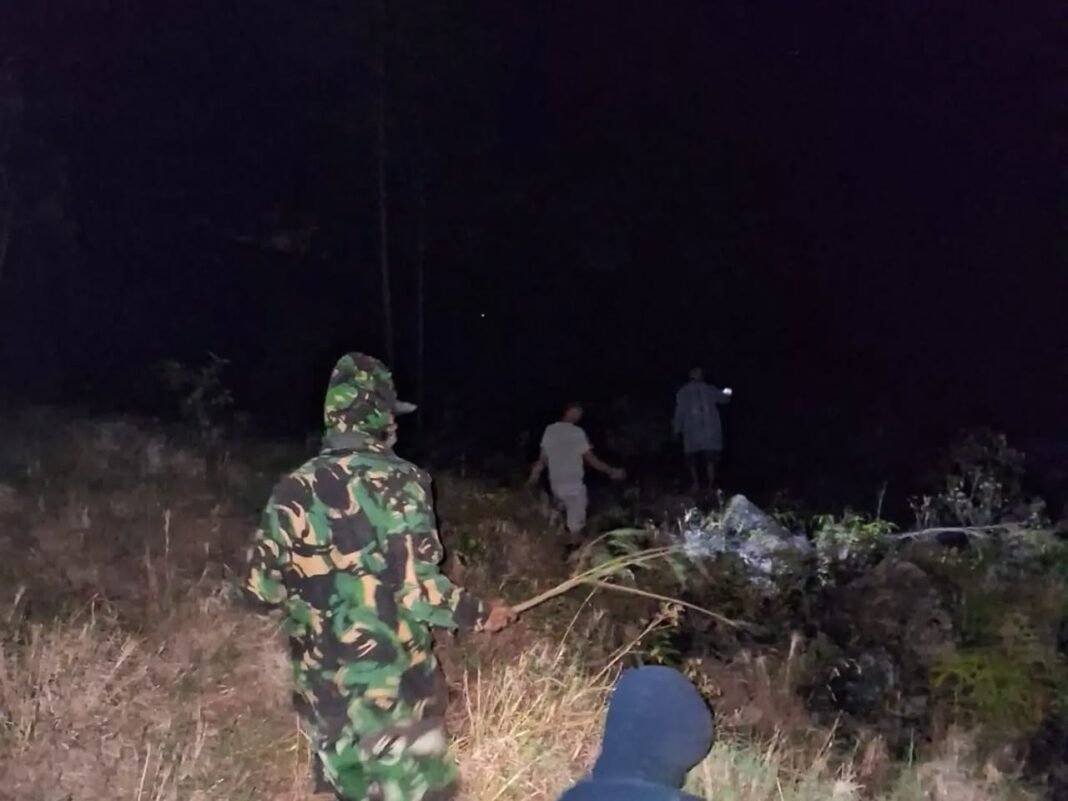 Gotong Royong Babinsa dan Masyarakat Tiwuriwu Jinakkan Si Jago Merah