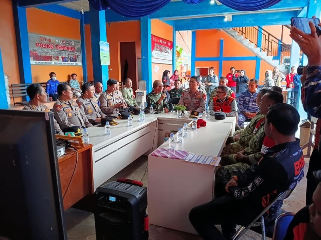 Pasis Sesko TNI Dampingi Wakapolda Kalteng Tinjau Karhutla di Kobar