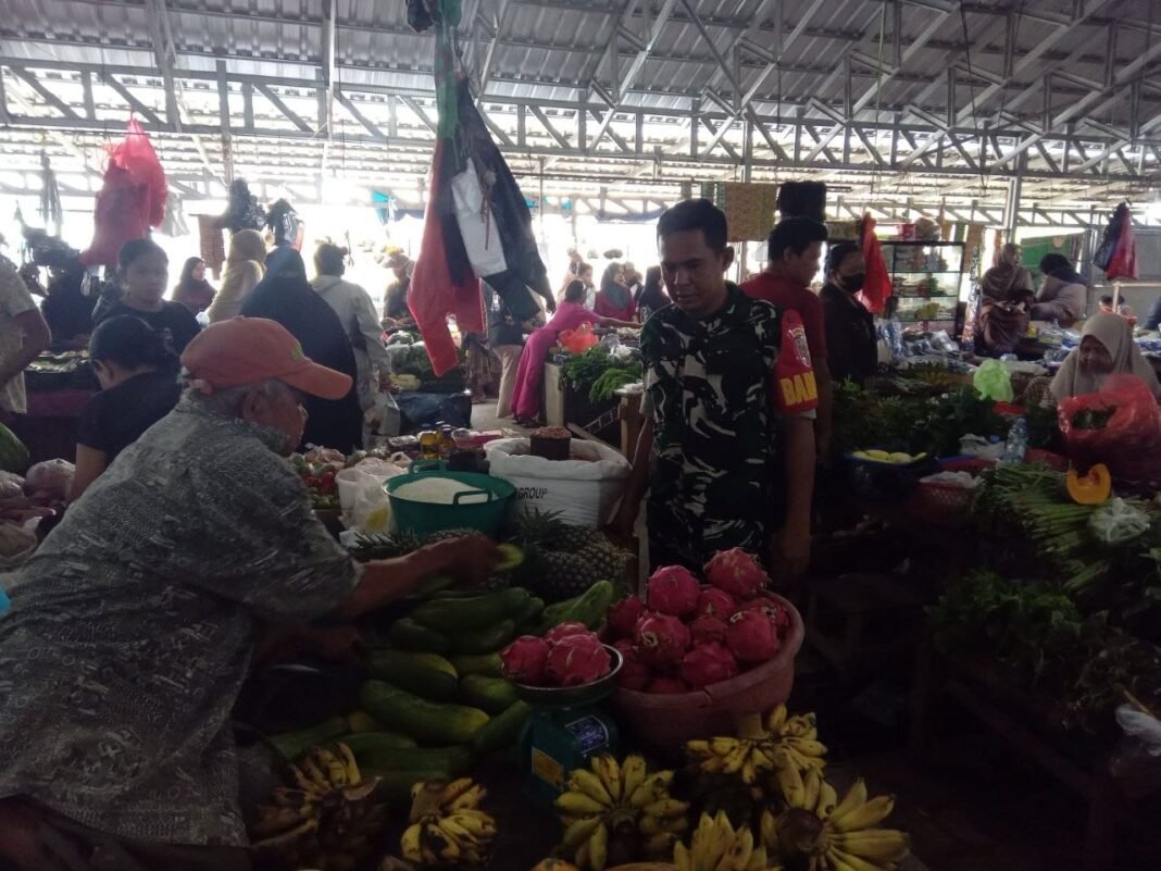 Monitoring Stok dan Harga Bahan Pokok oleh Babinsa di Pasar Tradisional Lawawoi