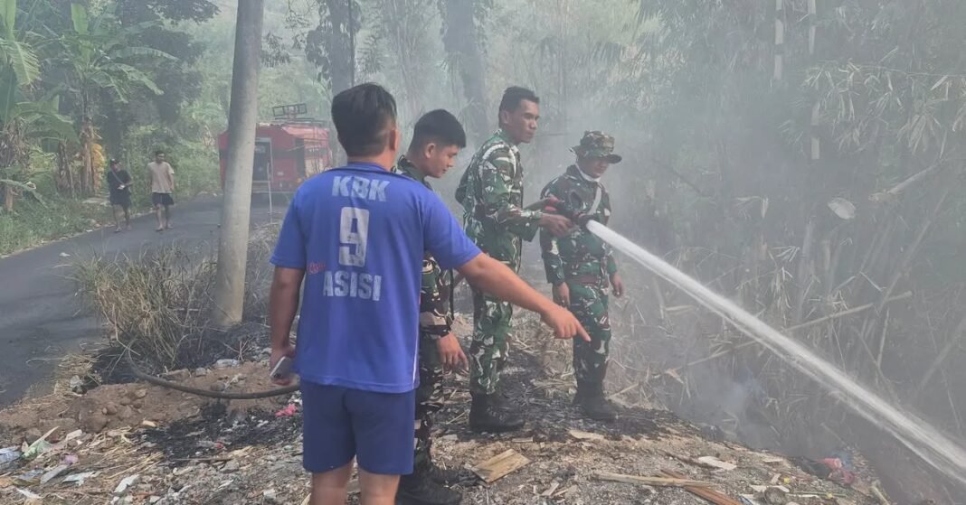 KERJA SAMA BABINSA DAN TIM DAMKAR ATASI KEBAKARAN DI PINELENG DUA