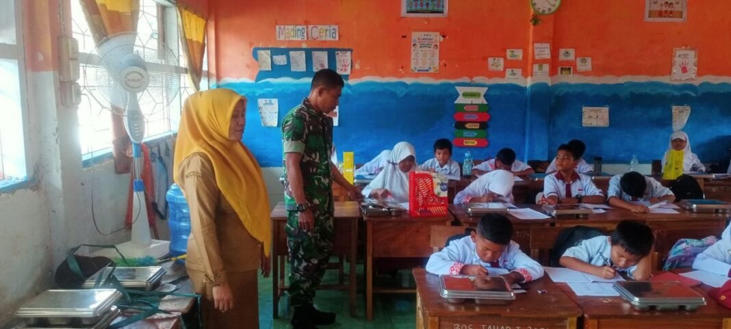 Kegiatan Babinsa dalam Pendistribusian Makanan Bergizi di SDN 11 Tanrutedong