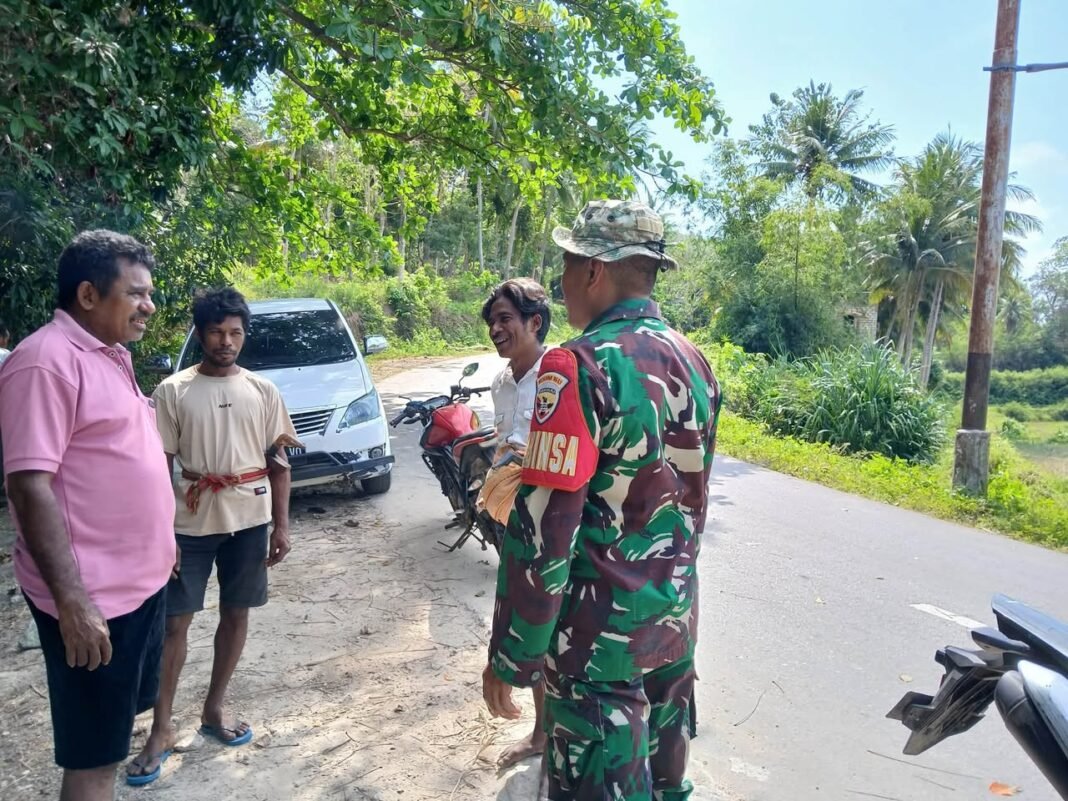 Babinsa Aktif Berinteraksi dengan Warga Pertani di Desanya
