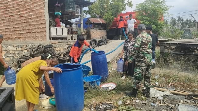 Distribusi Air Bersih oleh TNI dan BPBD di Provinsi Sulawesi Barat