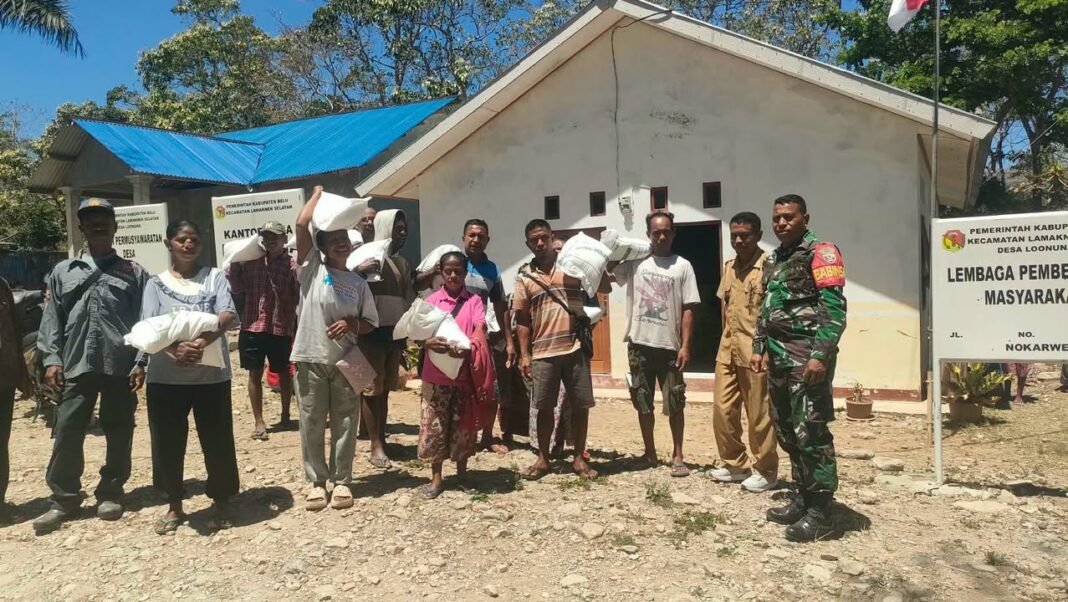 Babinsa Koramil Weluli Dukung Penyaluran Bantuan Pangan Beras