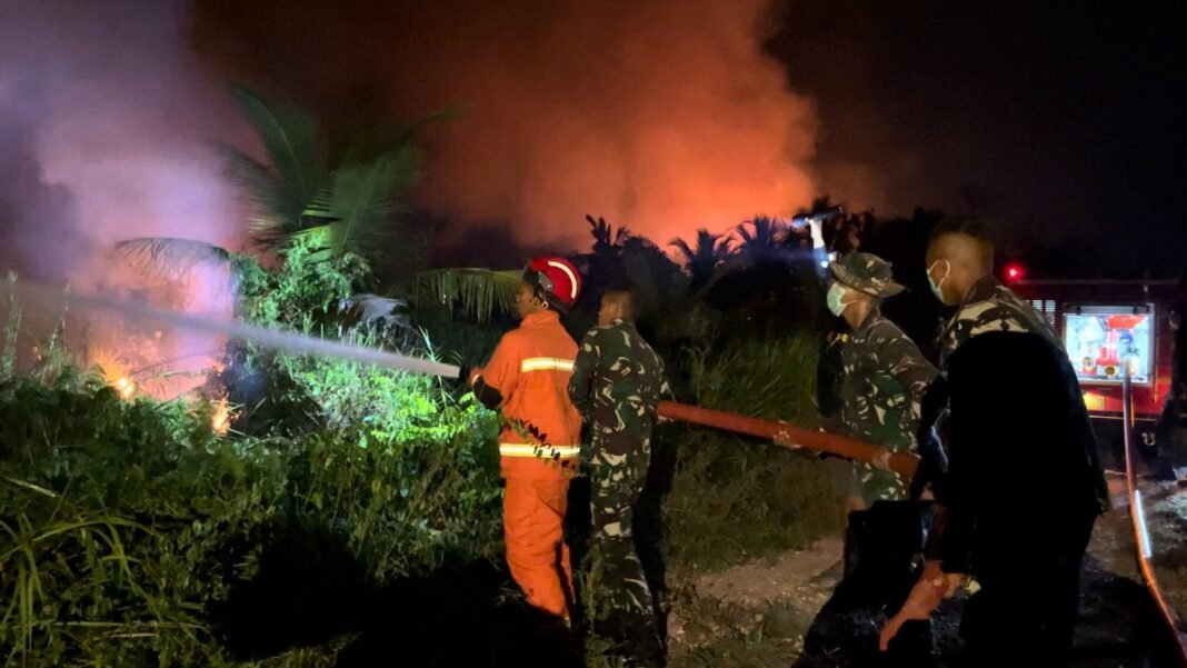 Respons Cepat Yonif TP 879/RC Tangani Kebakaran Lahan di Malam Hari