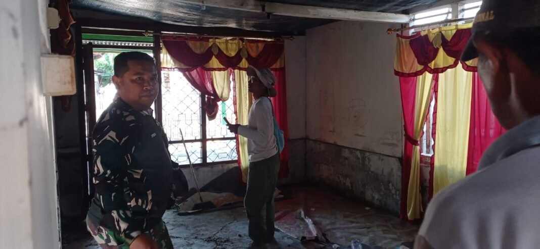 Kegiatan Pendataan Rumah oleh Babinsa di Tengah Bencana Gempa