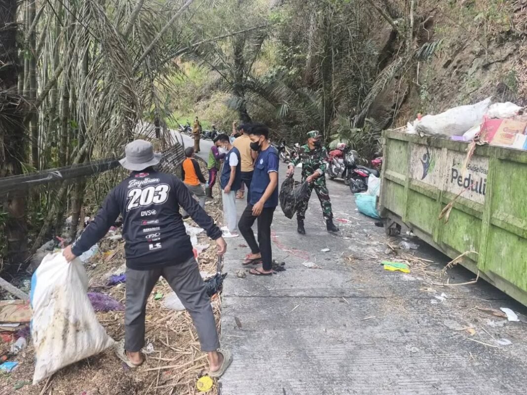 Aksi Bersama: Babinsa dan Bhabinkamtibmas Lakukan Gotong Royong di Enrekang