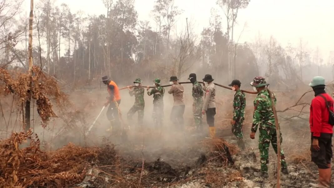 Memastikan Keamanan Pasca Kebakaran, Kodim 1201/Mempawah Lakukan Pendinginan
