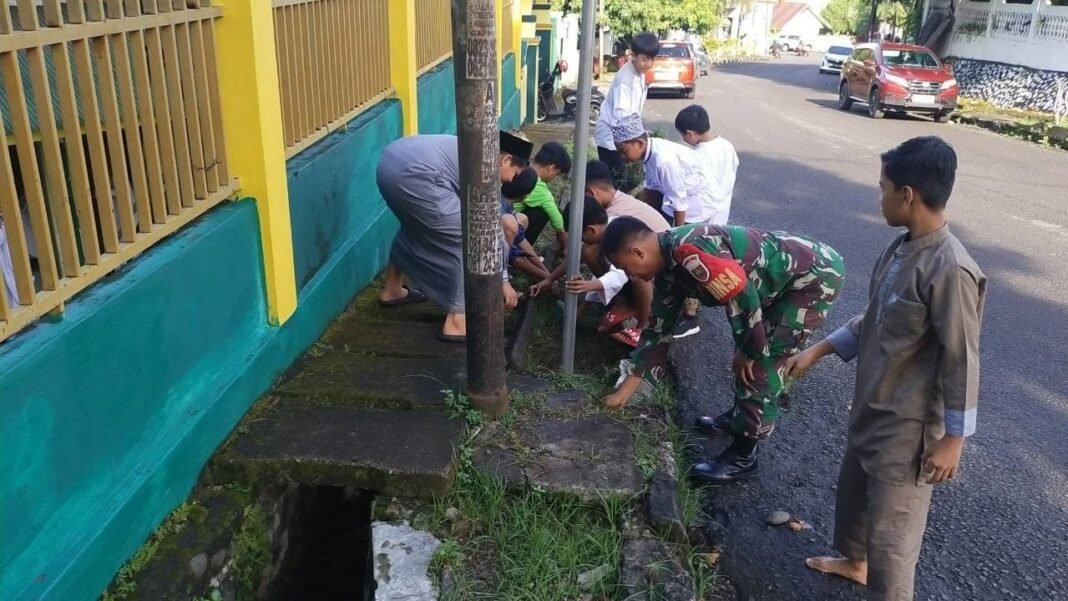 Babinsa Koramil 1405-01 Ujung Bulu Galang Kerja Sama Pelajar dalam Kebersihan Lingkungan