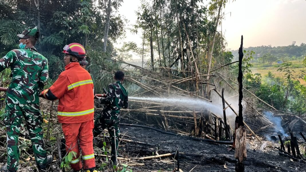 Aksi Cepat Yonif TP 879 dan Tim Damkar Cegah Perluasan Api di Bengalon