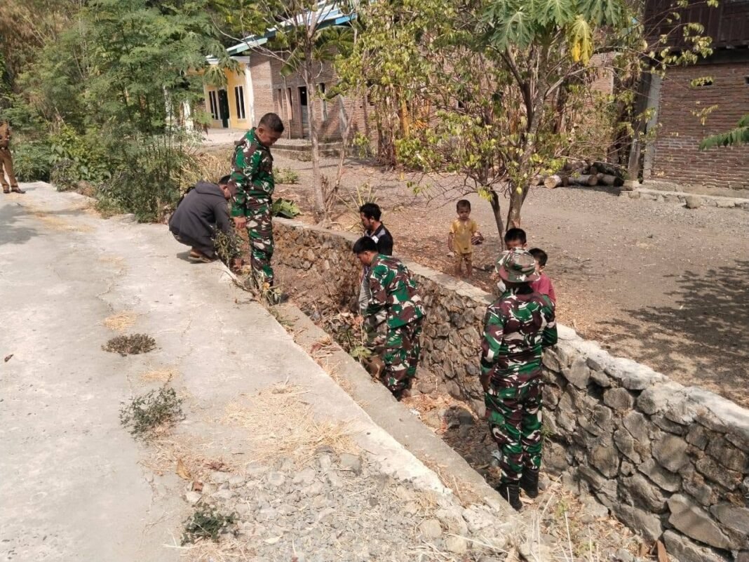 Karya Bakti TNI di Pinrang: Bersihkan Lumpur Saluran Air Demi Hindari Banjir