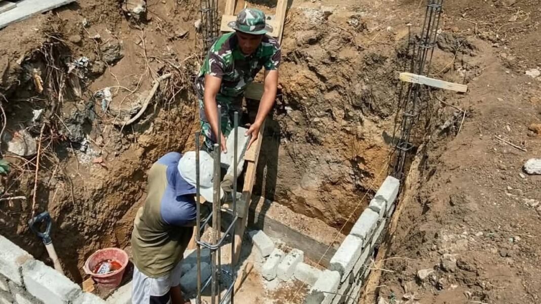 Percepat Pembangunan Sanitasi Gereja, Babinsa Serka Marsel Terjun Langsung