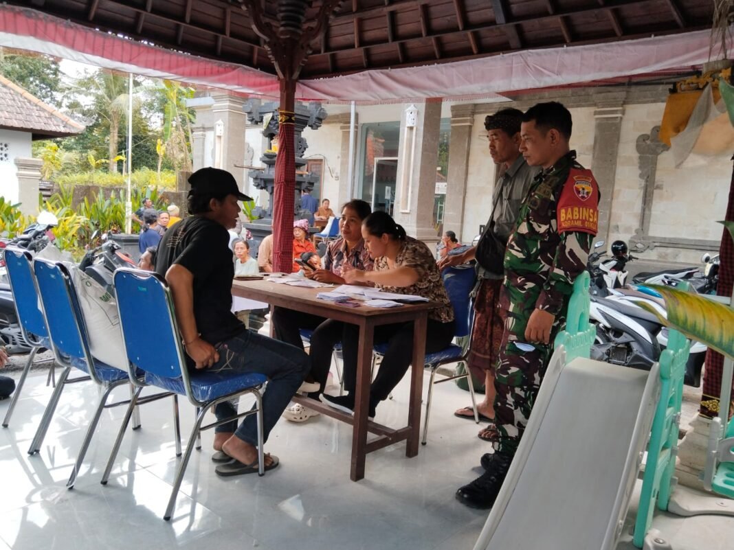 Pastikan Tepat Sasaran, Babinsa Klungkung Kawal Pembagian Beras untuk Ratusan Warga