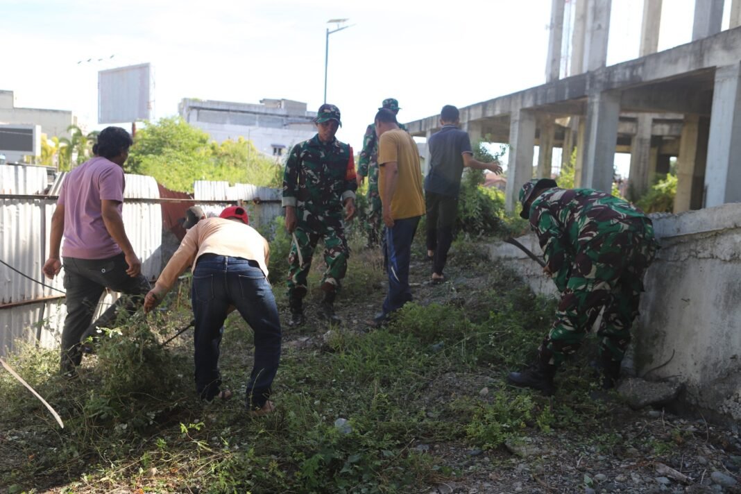 HUT TNI ke-81: Prajurit Kodim Pidie dan Warga Bersihkan Fasilitas Publik