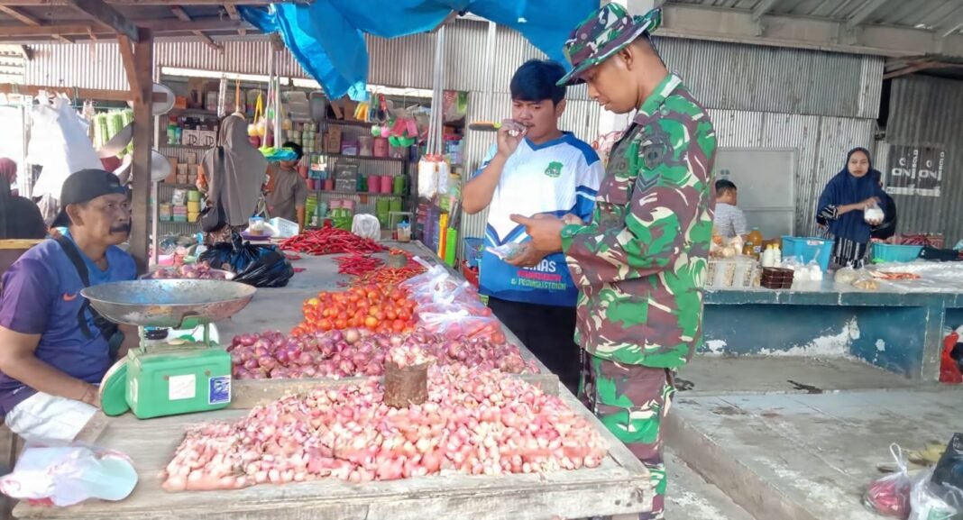 Pemantauan Ketersediaan Sembako oleh Babinsa Koramil 01/PL