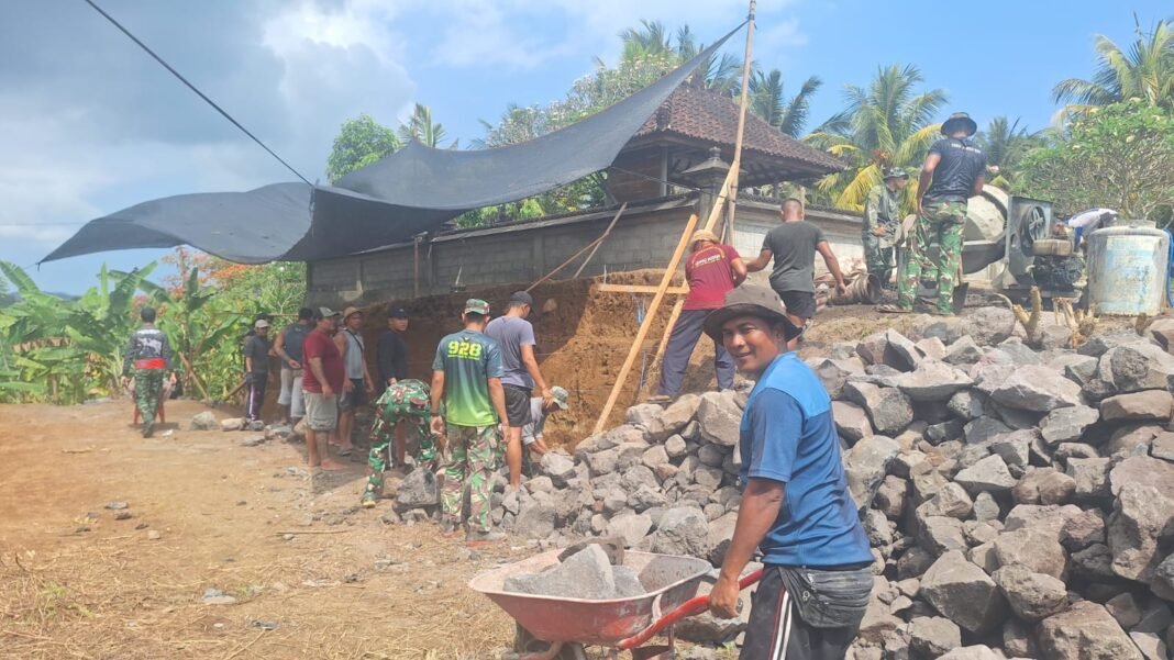 Kebut Pengerjaan Fisik, Prajurit Kodim Klungkung Fokus Tuntaskan Senderan di Desa Tihingan