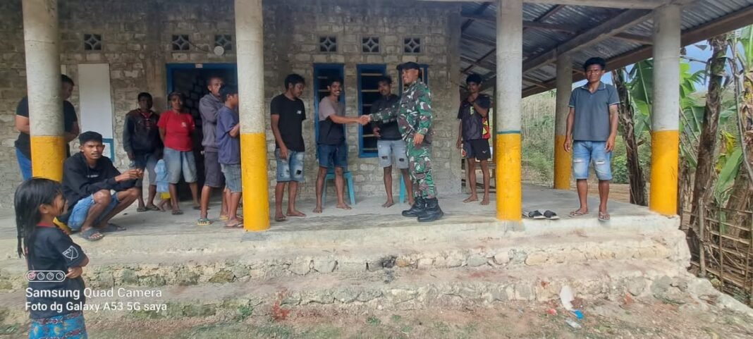 Tingkatkan Komunikasi Sosial, Babinsa Marthen Ajak Warga Tana Rara Kedepankan Persatuan