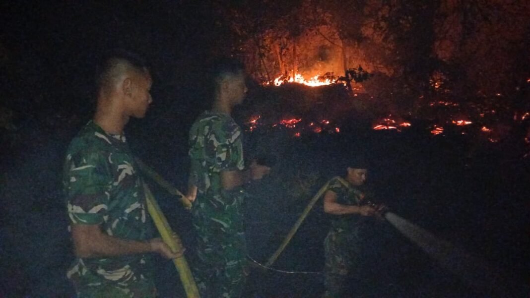 Sinergi TNI dan Instansi Terkait Padamkan Titik Api di Kotawaringin Timur
