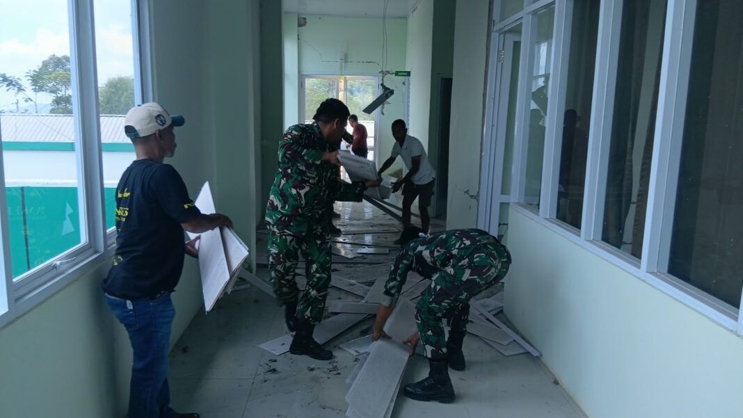 Gotong Royong TNI dan Masyarakat Bersihkan Sisa Gempa di Puskesmas Lenang Manggarai Timur