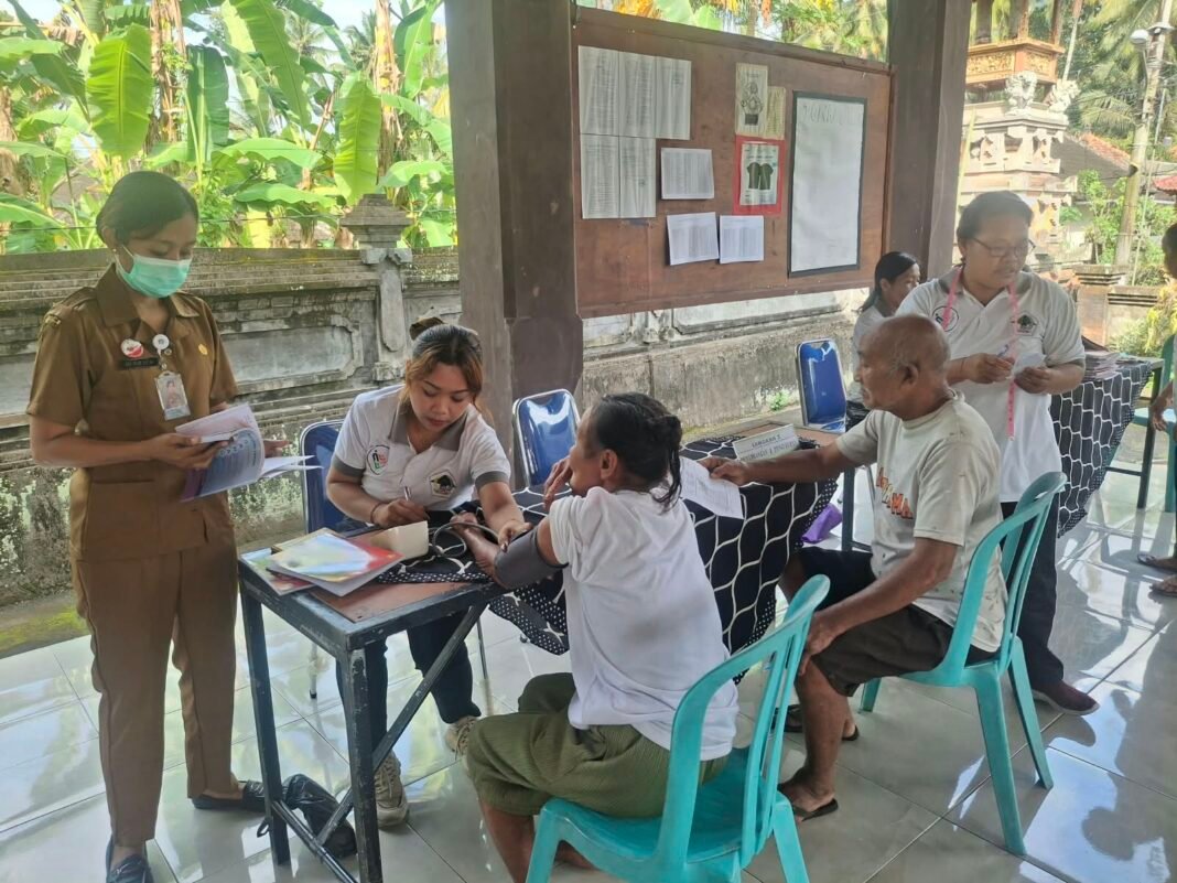 Aksi Nyata Babinsa Koramil 1610-03/Dawan dalam Mendukung Pelayanan Kesehatan Desa