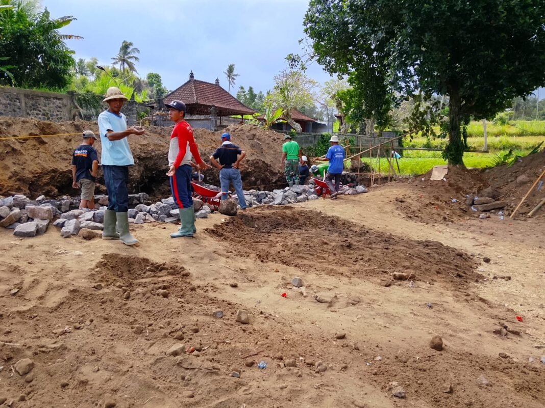 Kodim 1610/Klungkung Pastikan Kualitas Pondasi Senderan Pura Prajepati Desa Penasan