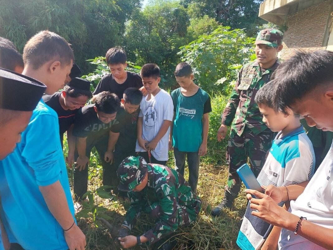 Tingkatkan Sinergitas, TNI dan Masyarakat Sidrap Lakukan Penghijauan di Lingkungan Pesantren