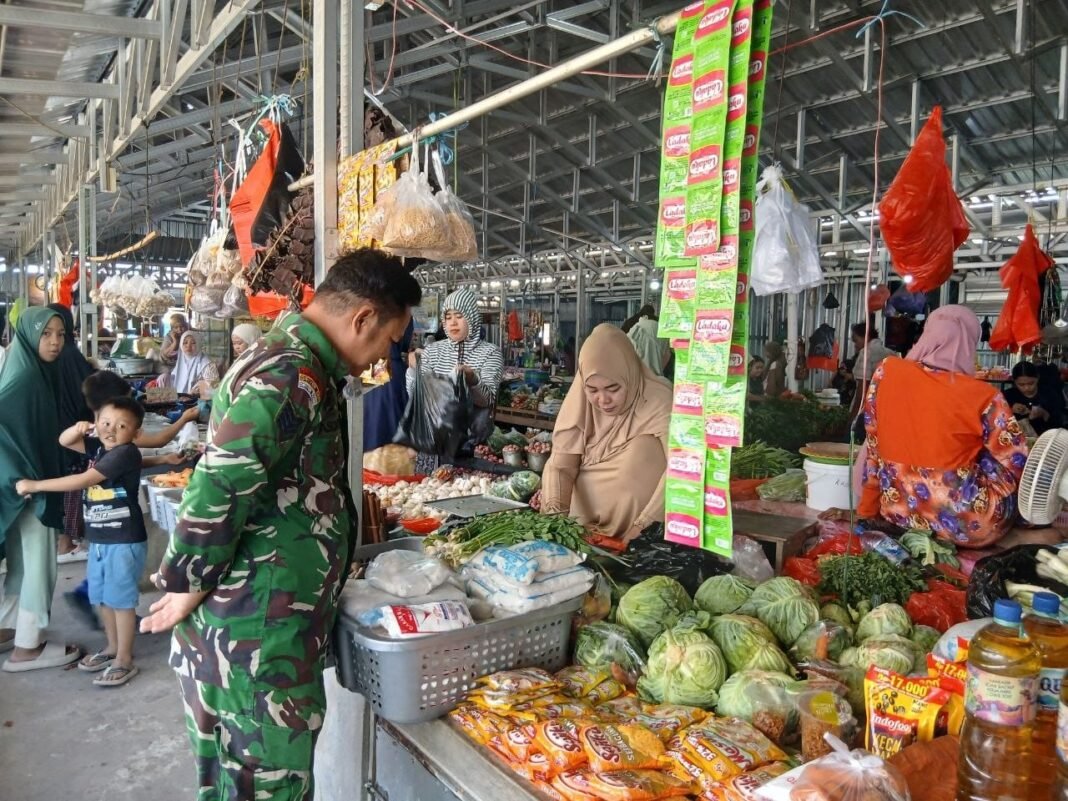 Babinsa Koramil Watang Pulu Tinjau Fluktuasi Harga Pangan di Pasar Lawawoi