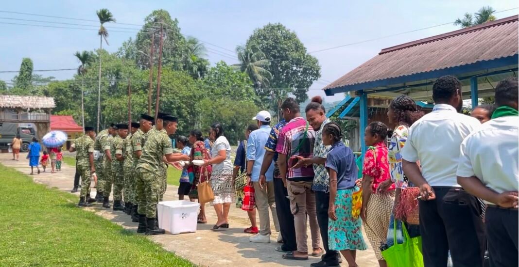 Aksi Humanis Yonif TP 859/RBK di Gereja Kanaan Wakre Melalui Program Minggu Kasih