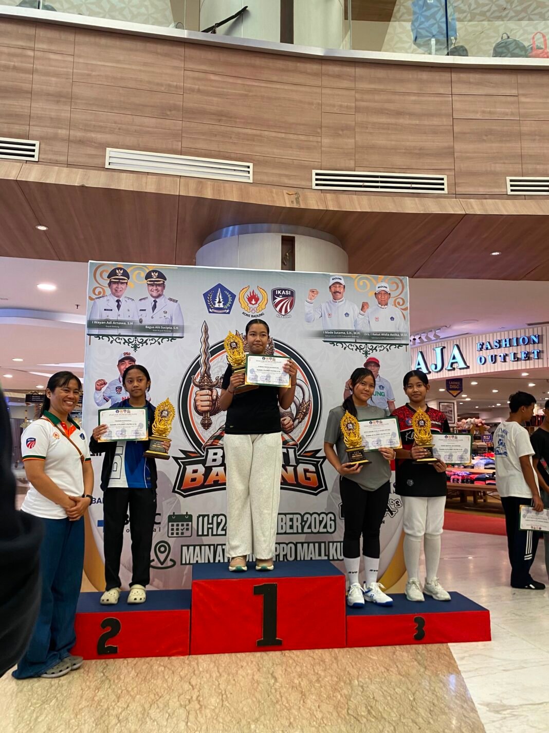 Baru Setahun Berlatih, Atlet Muda Asal Klungkung Raih Juara 3 Anggar di Lippo Mall Kuta