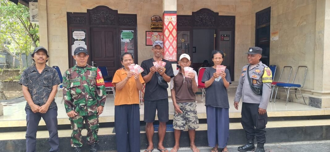 Penyaluran BLT-DD Desa Pejukutan Dipastikan Tepat Sasaran oleh Babinsa