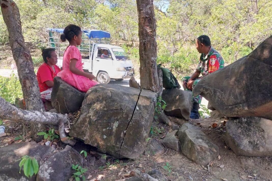 Pesan Keselamatan Babinsa di Dusun Helibauk: Waspadai Titik Api dan Jaga Lingkungan